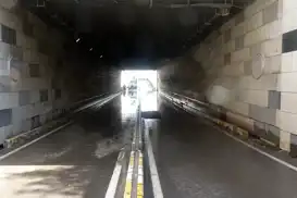 Yağmurdan sonra dolan battı çıktı trafiğe kapandı
